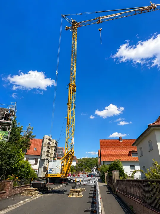 KI-generiertes Bild: Liebherr 26 K.1 Schnelleinsatzkran auf einer Baustelle