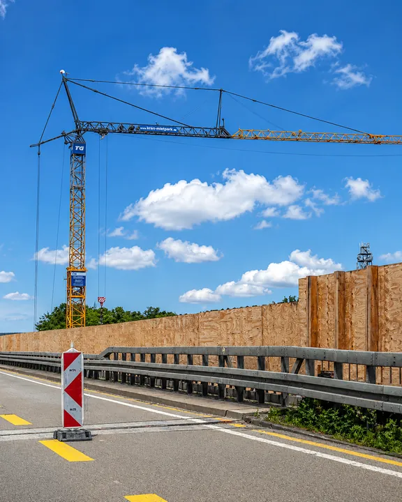 KI-generiertes Bild: Liebherr 81 K.1 Schnelleinsatzkran im Baustelleneinsatz