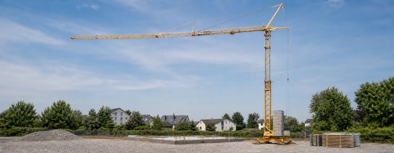 KI-generiertes Bild: Liebherr 120 K.1 Schnelleinsatzkran vollständig aufgebaut auf einer deutschen Baustelle