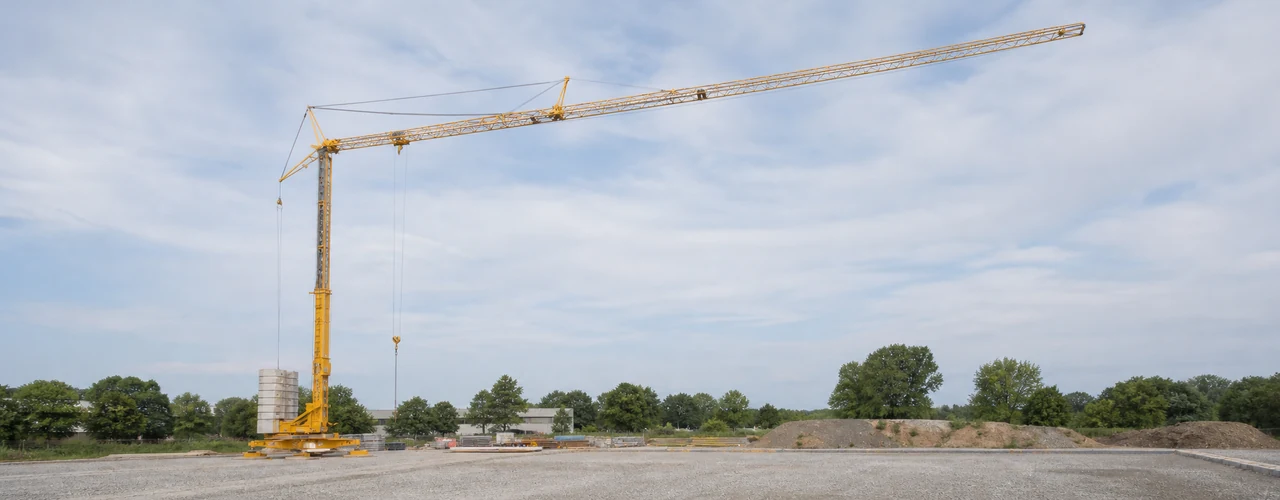 KI-generiertes Bild: Liebherr 125 K Schnelleinsatzkran vollständig aufgebaut auf einer deutschen Baustelle