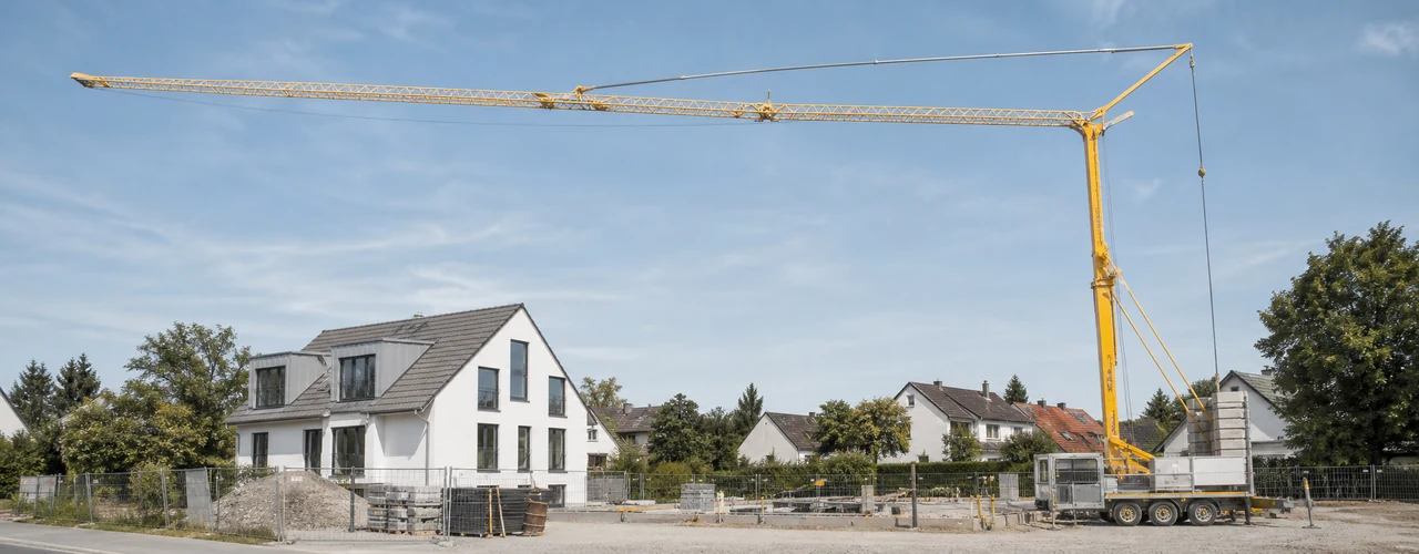 KI-generiertes Bild: Liebherr 22 HM Schnelleinsatzkran vollständig aufgebaut auf einer deutschen Baustelle