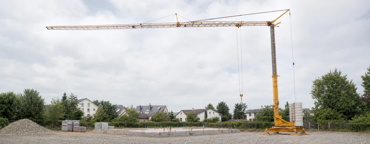 Liebherr 26 K.1 Schnelleinsatzkran auf einer kompakten Wohnungsbau-Baustelle