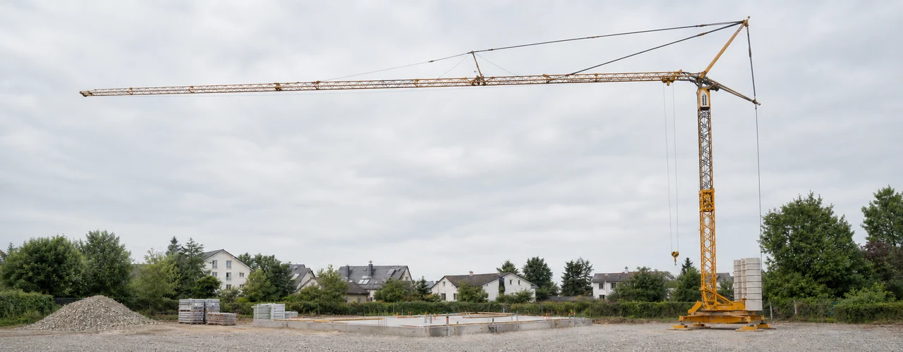 KI-generiertes Bild: Liebherr 53 K Schnelleinsatzkran vollständig aufgebaut auf einer deutschen Baustelle