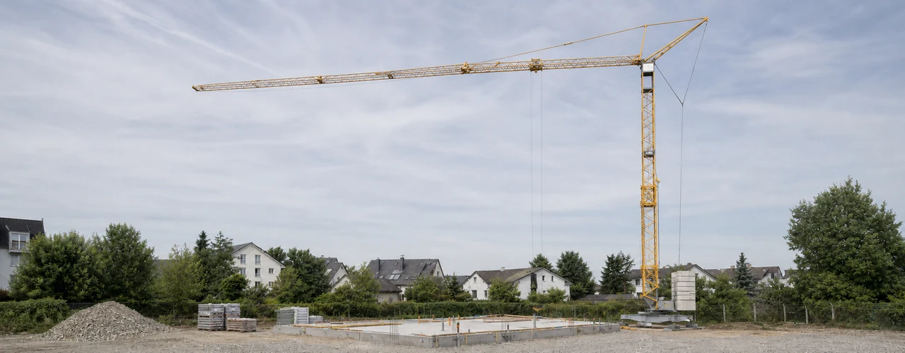 KI-generiertes Bild: Liebherr 71 K Schnelleinsatzkran vollständig aufgebaut auf einer deutschen Baustelle