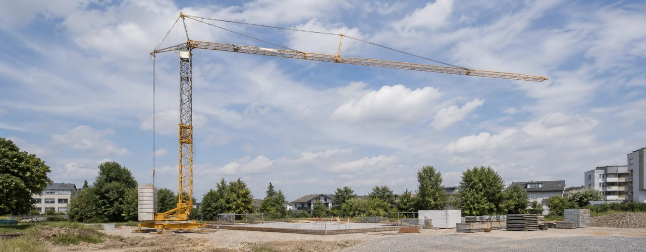 KI-generiertes Bild: Liebherr 81 K.1 Schnelleinsatzkran vollständig aufgebaut auf einer deutschen Baustelle